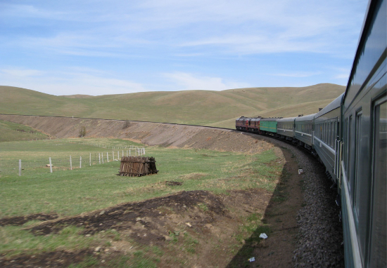 A train climbs a gentle curve along the Trans-Mongolian Railway on May 17th, 2009. Original here. (Chris Feser/CC BY-SA).